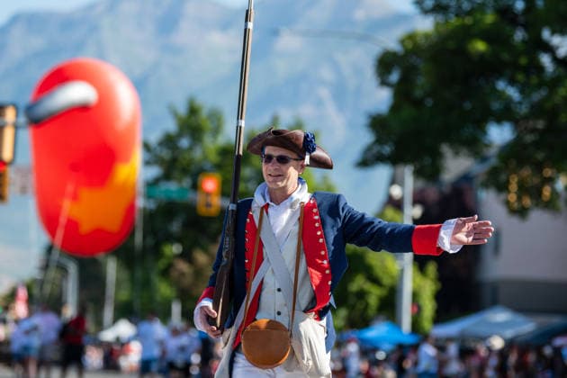 July 4, 2026, Provo, Utah, USA: A performer dressed in historical colonial attire waves to onlookers from an anniversary themed parade float during America s Freedom Festival Grand Parade in Provo, Utah, Saturday, July 4, 2026. The annual Independence Day event features expanded programming to honor the 250th anniversary of United States independence. Provo USA  - ZUMAm292 20260704_znp_m292_095 Copyright: xCharlesxMcClintockxWilsonx