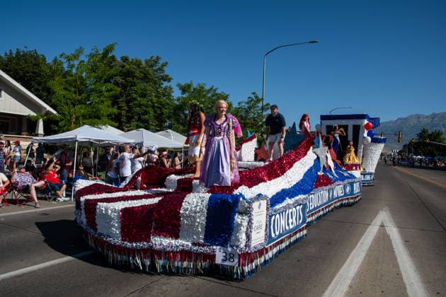July 4, 2026, Provo, Utah, USA: A performer dressed as a princess waves to onlookers from a red, white, and blue themed parade float during America s Freedom Festival Grand Parade in Provo, Utah, Saturday, July 4, 2026. The annual Independence Day event features expanded programming to honor the 250th anniversary of United States independence. Provo USA  - ZUMAm292 20260704_znp_m292_070 Copyright: xCharlesxMcClintockxWilsonx