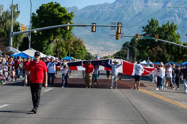 July 4, 2026, Provo, Utah, USA: A synchronized group of walking participants carries an elongated patriotic banner across the width of the street during America s Freedom Festival Grand Parade in Provo, Utah, Saturday, July 4, 2026. The annual Independence Day event features expanded programming to honor the 250th anniversary of United States independence. Provo USA  - ZUMAm292 20260704_znp_m292_074 Copyright: xCharlesxMcClintockxWilsonx