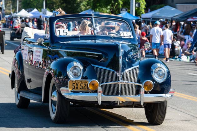 July 4, 2026, Provo, Utah, USA: A vintage classic car drives along University Avenue past crowds lining the street during America s Freedom Festival Grand Parade in Provo, Utah, Saturday, July 4, 2026. The annual event drew thousands of spectators to the downtown corridor. Provo USA  - ZUMAm292 20260704_znp_m292_082 Copyright: xCharlesxMcClintockxWilsonx