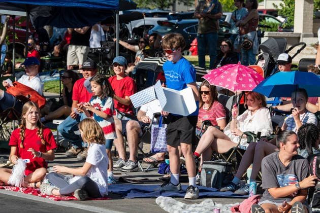 July 4, 2026, Provo, Utah, USA: Spectators and children gather along the sidewalk to watch America s Freedom Festival Grand Parade in Provo, Utah, Saturday, July 4, 2026. The annual Independence Day event features expanded programming to honor the 250th anniversary of United States independence. Provo USA  - ZUMAm292 20260704_znp_m292_121 Copyright: xCharlesxMcClintockxWilsonx