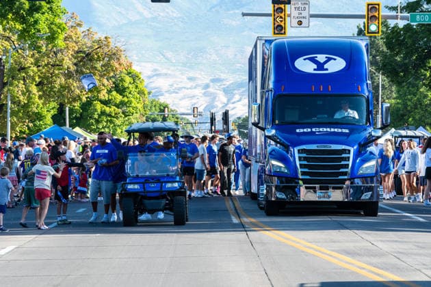 July 4, 2026, Provo, Utah, USA: A blue Brigham Young University (BYU) semi-truck drives along the route during America s Freedom Festival Grand Parade in Provo, Utah, Saturday, July 4, 2026. The annual Independence Day event features expanded programming to honor the 250th anniversary of United States independence. Provo USA  - ZUMAm292 20260704_znp_m292_122 Copyright: xCharlesxMcClintockxWilsonx