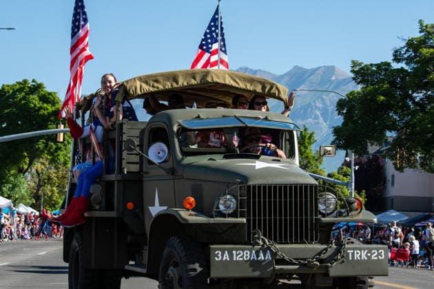 July 4, 2026, Provo, Utah, USA: A vintage military truck carrying passengers and flying American flags drives down the route during America s Freedom Festival Grand Parade in Provo, Utah, Saturday, July 4, 2026. The annual event drew thousands of spectators to the downtown corridor. Provo USA - ZUMAm292 20260704_znp_m292_090 Copyright: xCharlesxMcClintockxWilsonx