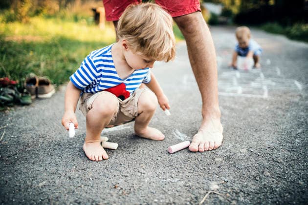 Little boy painting with chalk on asphalt model released, Symbolfoto, HAPF02784