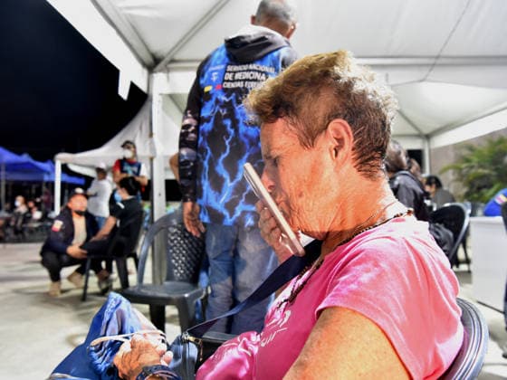 LA GUAIRA, VENEZUELA - JULY 03: A woman kisses a photo of her son on her mobile phone while waiting outside the public morgue to obtain his death certificate following two powerful earthquakes on July 3, 2026 in La Guaira, Venezuela. The death toll from the two powerful earthquakes that struck Venezuela on June 24 has risen to 2,954, while the number of injured has climbed to 16,592 as of July 4.  Copyright: xChinaxNewsxServicex 111652303091