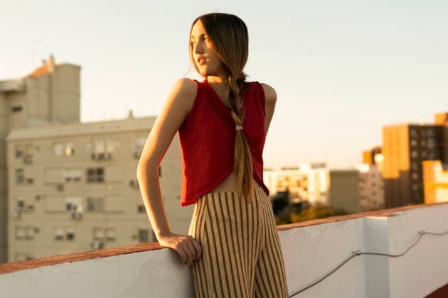 Teenage girl standing on roof terrace in the city at sunset model released, Symbolfoto, ERRF00945