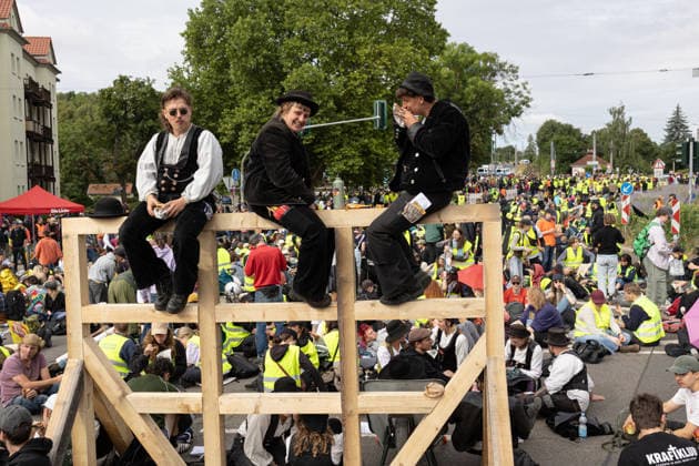 Protest against the federal party conference of the Alternative for Germany (AfD) in Erfurt - 04 Jul 2026 Protesters stand on a wooden barricade at a road intersection as they block a street during the demonstration against the federal party conference of the Alternative for Germany (AfD) in Erfurt. The party’s two-day convention is being held at the Erfurt Exhibition Centre on July 4–5. According to police, around 31,000 people took part in the protests, while organizers estimated attendance at about 50,000. Demonstrators held marches, rallies and blockades of several access roads, including a section of the A71 motorway. Erfurt Germany Copyright: xVasilyxKrestyaninovx xSOPAxImagesx _VKR1538