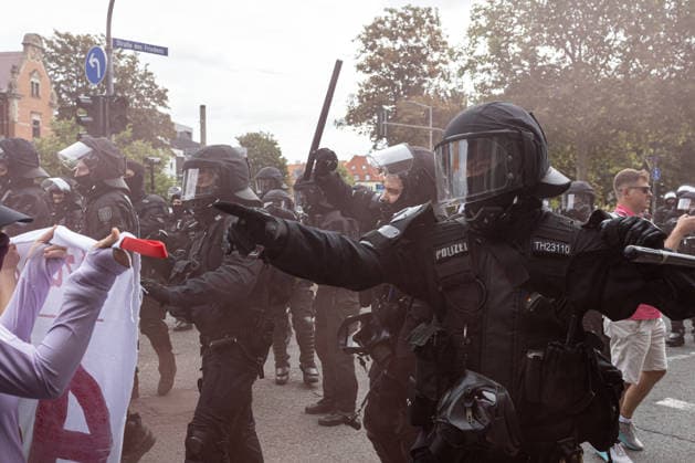 Protest against the federal party conference of the Alternative for Germany (AfD) in Erfurt - 04 Jul 2026 A police officer gestures to left-wing activists during the demonstration against the federal party conference of the Alternative for Germany (AfD). The party’s two-day convention is being held at the Erfurt Exhibition Centre on July 4–5. According to police, around 31,000 people took part in the protests, while organizers estimated attendance at about 50,000. Demonstrators held marches, rallies and blockades of several access roads, including a section of the A71 motorway. Erfurt Germany Copyright: xVasilyxKrestyaninovx xSOPAxImagesx _VKR1713