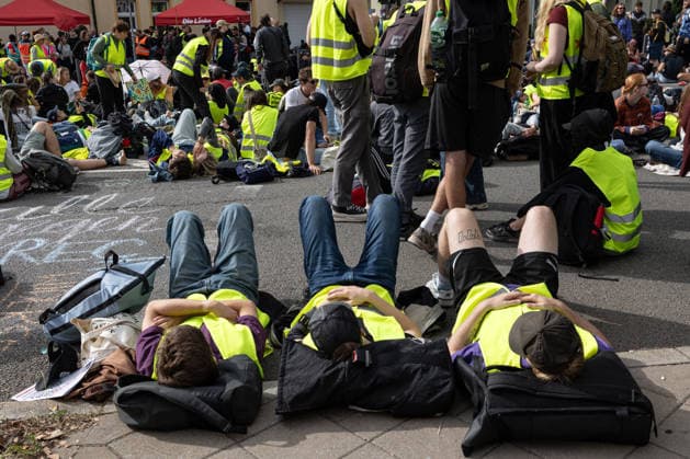 July 4, 2026, Erfurt, Germany: A group of activists wearing green safety vests lie beside a road during the demonstration against the federal party conference of the Alternative for Germany (AfD). The party™s two-day convention is being held at the Erfurt Exhibition Centre on July 4 5. According to police, around 31,000 people took part in the protests, while organizers estimated attendance at about 50,000. Demonstrators held marches, rallies and blockades of several access roads, including a section of the A71 motorway. Erfurt Germany  - ZUMAs197 20260704_aaa_s197_261 Copyright: xVasilyxKrestyaninovx