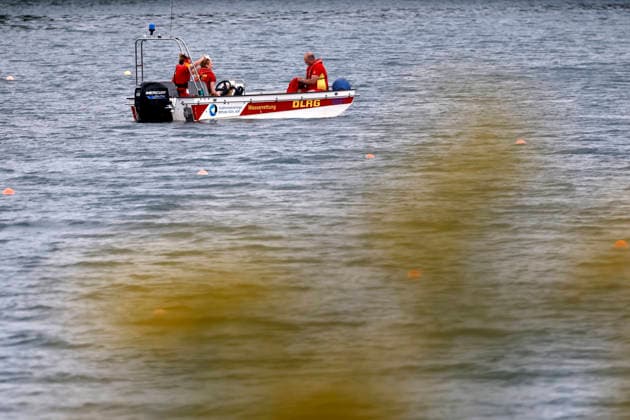 Ein Boot der DLRG fährt das Ufer ab beim Summerjam Festival 2026 am Fühlinger See. Das Summerjam Festival ist eines der größten Reggae-Festivals in Europa und existiert dieses Jahr 39 Jahre, 29 davon in Köln. (Themenbild, Symbolbild) Köln, 04.07.2026 NRW Deutschland *** A DLRG boat patrols the shore during the 2026 Summerjam Festival at Fühlinger See. The Summerjam Festival is one of the largest reggae festivals in Europe and is celebrating its 39th anniversary this year, 29 of which have been held in Cologne. Featured image, stock photo. Cologne, July 4, 2026. North Rhine-Westphalia, Germany Copyright: xChristophxHardtx