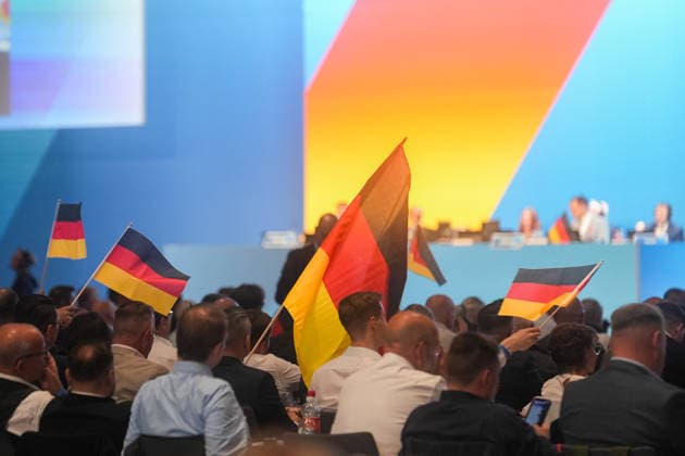 Erfurt Delegierte des AfD-Bundesparteitags schwenken immer wieder Deutschland-Flaggen Delegierte des AfD-Bundesparteitags schwenken immer wieder Deutschland-Flaggen am 04.07.2026 in Erfurt, Delegierte des AfD-Bundesparteitags schwenken immer wieder Deutschland-Flaggen , *** Erfurt: Delegates at the AfD National Party Convention repeatedly wave German flags. Delegates at the AfD National Party Convention repeatedly wave German flags on July 4, 2026, in Erfurt. Delegates at the AfD National Party Convention repeatedly wave German flags, Copyright: xEibner-Pressefoto PiaxSchindlerx EP_PSR