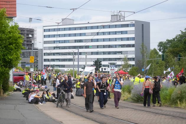 Erfurt Die Gegen-Demonstration gegen den AfD-Parteitag am Gothaer Platz am Nachmittag Die Gegen-Demonstration gegen den AfD-Parteitag am Gothaer Platz am 04.07.2026 in Erfurt leert sich am Nachmittag Die Gegen-Demonstration gegen den AfD-Parteitag am Gothaer Platz am Nachmittag, *** Erfurt: The counter-demonstration against the AfD party convention at Gothaer Platz in the afternoon. The counter-demonstration against the AfD party convention at Gothaer Platz on July 4, 2026, in Erfurt begins to thin out in the afternoon. The counter-demonstration against the AfD party convention at Gothaer Platz in the afternoon, Copyright: xEibner-Pressefoto PiaxSchindlerx EP_PSR