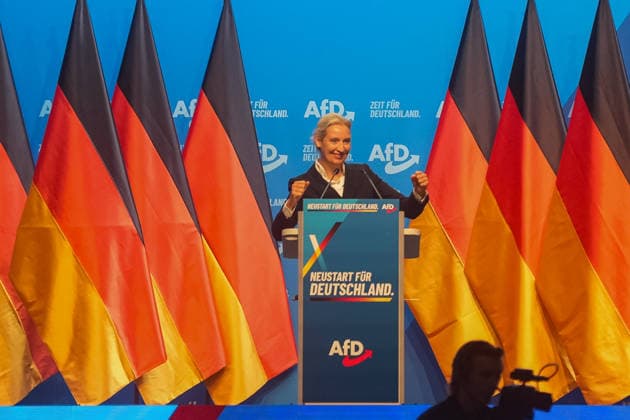 Erfurt Alice Weidel jubelt den Delegierten waehrend ihrer Bewerbungsrede zur Wiederwahl als Bundessprecherin der AfD zu. Alice Weidel jubelt den Delegierten waehrend ihrer Bewerbungsrede zur Wiederwahl als Bundessprecherin der AfD am 04.07.2026 auf dem Bundesparteitag der Alternative fuer Deutschland in Erfurt zu Alice Weidel jubelt den Delegierten waehrend ihrer Bewerbungsrede zur Wiederwahl als Bundessprecherin der AfD zu., *** Erfurt: Alice Weidel cheers on the delegates during her campaign speech for reelection as federal spokesperson for the AfD. Alice Weidel cheers on the delegates during her campaign speech for reelection as federal spokesperson for the AfD on July 4, 2026, at the federal partyconvention of Alternative for Germany Copyright: xEibner-Pressefoto PiaxSchindlerx EP_PSR
