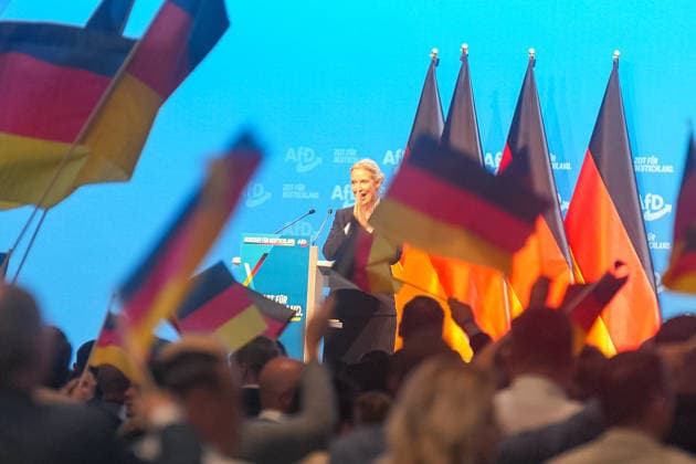 Erfurt Alice Weidel dankt den Delegierten nach ihrer Bewerbungsrede zur Wiederwahl als Bundessprecherin der AfD Alice Weidel erhaelt Standing Ovations der Delegierten am 04.07.2026 auf dem Bundesparteitag der Alternative fuer Deutschland in Erfurt, Alice Weidel dankt den Delegierten nach ihrer Bewerbungsrede zur Wiederwahl als Bundessprecherin der AfD, *** Erfurt: Alice Weidel thanks the delegates after her campaign speech for reelection as federal spokesperson of the AfD. Alice Weidel receives a standing ovation from the delegates on July 4, 2026, at the federal party convention of Alternative for Germany in Erfurt, Alice Weidel thanks the delegates after her campaign speech for reelection as federal spokesperson of the AfD, Copyright: xEibner-Pressefoto PiaxSchindlerx EP_PSR