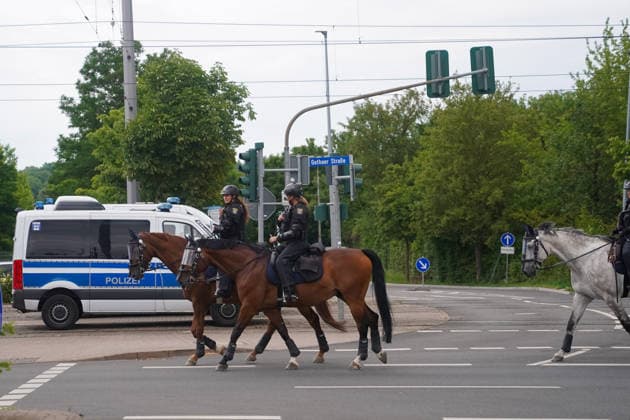 Erfurt Erfurter Polizisten sind mit Pferden rund um die Demonstrationen gegen den AfD-Bundesparteitag in Erfurt unterwegs Erfurter Polizisten sind mit Pferden rund um die Demonstrationen gegen den AfD-Bundesparteitag in Erfurt auf der Gothaer Strasse unterwegs , Erfurter Polizisten sind mit Pferden rund um die Demonstrationen gegen den AfD-Bundesparteitag in Erfurt unterwegs, *** Erfurt: Erfurt police officers are patrolling on horseback around the demonstrations against the AfD national party convention in Erfurt. Erfurt police officers are patrolling on horseback around the demonstrations against the AfD national party convention in Erfurt on Gothaer Strasse, Erfurt police officers are patrolling on horseback around the demonstrations Copyright: xEibner-Pressefoto PiaxSchindlerx EP_PSR