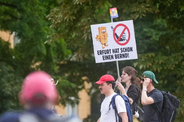 Erfurt Demonstranten gegen den AfD-Bundesparteitag am Gothaer Platz in Erfurt Demonstranten am 04.07.2026 gegen den AfD-Bundesparteitag in Erfurt Demonstranten gegen den AfD-Bundesparteitag am Gothaer Platz in Erfurt, *** Erfurt: Protesters against the AfD national party convention at Gothaer Platz in Erfurt; Protesters on July 4, 2026, against the AfD national party convention in Erfurt; Protesters against the AfD national party convention at Gothaer Platz in Erfurt, Copyright: xEibner-Pressefoto PiaxSchindlerx EP_PSR