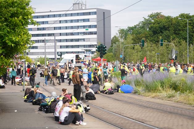 Erfurt Demonstration gegen den AfD-Bundesparteitag auf dem Gothaer Platz Die Demonstration gegen den AfD-Bundesparteitag am 04.07.2026 in Erfurt auf dem Gothaer Platz leert sich am Nachmittag. Demonstration gegen den AfD-Bundesparteitag auf dem Gothaer Platz, *** Erfurt: Protest against the AfD National Party Convention at Gothaer Platz. The protest against the AfD National Party Convention on July 4, 2026, in Erfurt at Gothaer Platz begins to thin out in the afternoon. Protest against the AfD National Party Convention at Gothaer Platz, Copyright: xEibner-Pressefoto PiaxSchindlerx EP_PSR