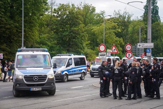 Erfurt Polizei im Einsatz auf der Demonstration auf dem Gothaer Platz Die Polizei ist im Einsatz rund um die Demonstrationen am 04.07.2026 gegen den Bundesparteitag der Alternative fuer Deutschland in Erfurt, Demonstration gegen den AfD-Bundesparteitag auf dem Gothaer Platz, *** Erfurt Police on Duty at the Demonstration on Gothaer Platz Police are on duty in connection with the demonstrations on July 4, 2026, against the Alternative for Germany (AfD) national party convention in Erfurt; demonstration against the AfD national party convention on Gothaer Platz, Copyright: xEibner-Pressefoto PiaxSchindlerx EP_PSR