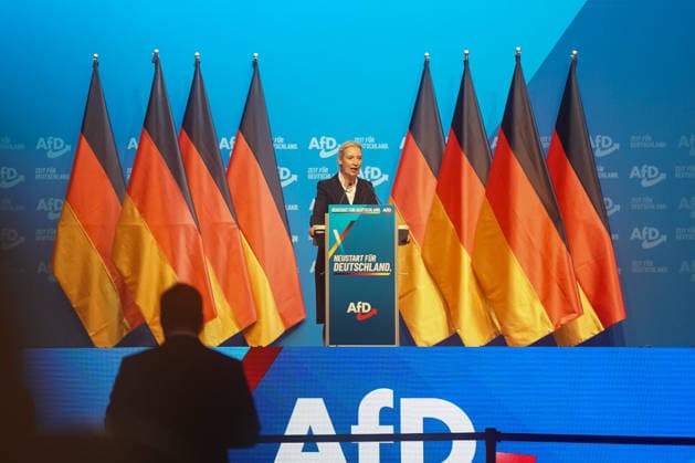 Erfurt Alice Weidel (Bundessprecherin der Alternative fuer Deutschland) am Rednerpult auf dem Bundesparteitag der AfD Alice Weidel (Bundessprecherin der Alternative fuer Deutschland) am Rednerpult auf dem Bundesparteitag der AfD am 04.07.2026 in Erfurt, Alice Weidel (Bundessprecherin der Alternative fuer Deutschland) am Rednerpult auf dem Bundesparteitag der AfD, *** Erfurt: Alice Weidel, national spokesperson for Alternative for Germany, at the lectern at the AfD national party convention. Alice Weidel, national spokesperson for Alternative for Germany, at the lectern at the AfD national party convention on July 4, 2026, in Erfurt, Alice Weidel, national spokesperson for Alternative for Germany, at the podium during the AfD’s national p Copyright: xEibner-Pressefoto PiaxSchindlerx EP_PSR