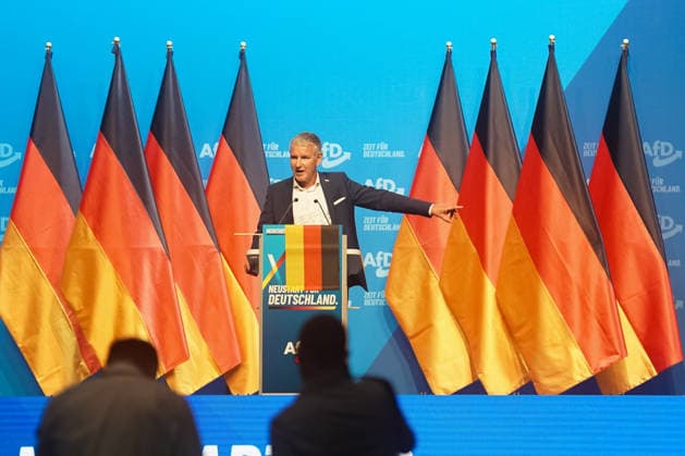 Erfurt Bjoern Hoecke begrueßt die Delegierten des Bundesparteitags im Namen des Thueringer Landesverbandes Bjoern Hoecke begrueßt die Delegierten des Bundesparteitags im Namen des Thueringer Landesverbandes, die den 17. Bundesparteitag der Alternative fuer Deutschland am 04.07.2026 in Erfurt ausrichtet, Bjoern Hoecke begrueßt die Delegierten des Bundesparteitags im Namen des Thueringer Landesverbandes, *** Erfurt: Bjoern Hoecke welcomes the delegates to the national party convention on behalf of the Thuringia state chapter. Bjoern Hoecke welcomes the delegates to the national party convention on behalf of the Thuringia state chapter, which is hosting the 17th Federal Party Convention of the Alternative for Germany on July 4, 2026, in Copyright: xEibner-Pressefoto PiaxSchindlerx EP_PSR