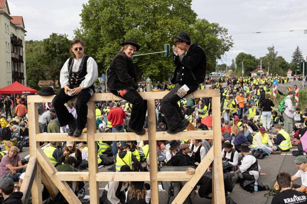 July 4, 2026, Erfurt, Germany: Protesters stand on a wooden barricade at a road intersection as they block a street during the demonstration against the federal party conference of the Alternative for Germany (AfD) in Erfurt. The party™s two-day convention is being held at the Erfurt Exhibition Centre on July 4 5. According to police, around 31,000 people took part in the protests, while organizers estimated attendance at about 50,000. Demonstrators held marches, rallies and blockades of several access roads, including a section of the A71 motorway. Erfurt Germany - ZUMAs197 20260704_aaa_s197_257 Copyright: xVasilyxKrestyaninovx
