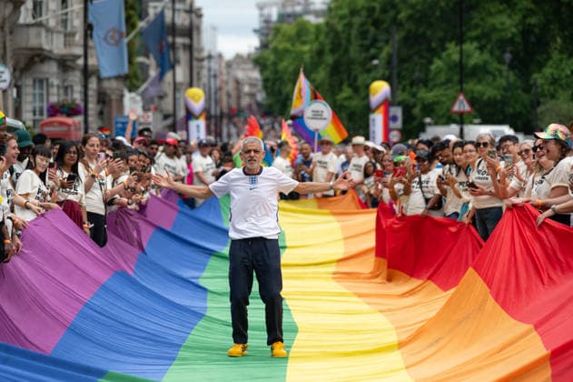 News Themen der Woche KW27 July 4, 2026, London, United Kingdom: London Mayor Sadiq Khan stands on LGBTQ+ flag during the parade. Participants take part in the annual Pride in London parade through central London, celebrating LGBTQ+ communities and advocating for visibility, unity and equality. Thousands of marchers, community groups, charities, businesses and campaign organisations join the procession, which travels through the capital with colourful costumes, banners, music and performances. Participants take part in the annual Pride in London parade through central London, celebrating LGBTQ+ communities and advocating for visibility, unity and equality. Thousands of marchers, community groups, charities, businesses and campaign organisations join the procession, w - ZUMAs197 20260704_aaa_s197_284 Copyright: xAndreaxDomeniconix