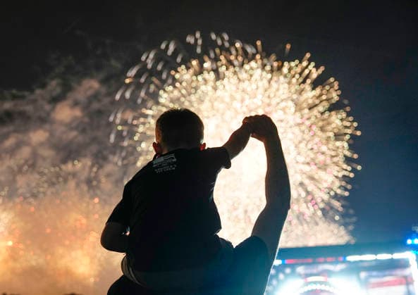 Spectators watch as fireworks light up the night sky over the National Mall as part of the America 250 celebrations in Washington DC on Saturday, July 4, 2026. The 35 minute July 4 fireworks show will feature 850,000 fireworks and pyrotechnic effects.  WAP20260704918 BONNIExCASH