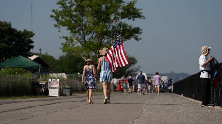 RECORD DATE NOT STATED New York Harbor Comes Alive as Sail250 Tall Ships Parade Marks America™s 250th Birthday (NEW) New York Harbor Comes Alive as Sail250 Tall Ships Parade Marks America™s 250th Birthday. July 04,2026, New York,USA. A spectator walks while holding an American flag during the Sail250 Tall Ship Parade on the Fourth of July, celebrating America™s 250th anniversary in New York Harbor.Credit: Jorge Estrellado Thenews2(Foto: Jorge Estrellado Thenews2 imago images) New York Harbor Comes Alive as Sail250 Tall Ships Parade Marks America™s 250th Birthday  Copyright: xJorgexEstrelladox