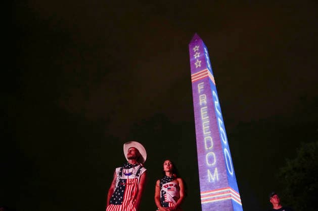 News Themen der Woche KW27 The Washington Monument is illuminated as spectators watch as fireworks light up the night sky over the National Mall as part of the America 250 celebrations in Washington DC on Saturday, July 4, 2026. The 35 minute July 4 fireworks show will feature 850,000 fireworks and pyrotechnic effects.  WAP20260704923 BONNIExCASH