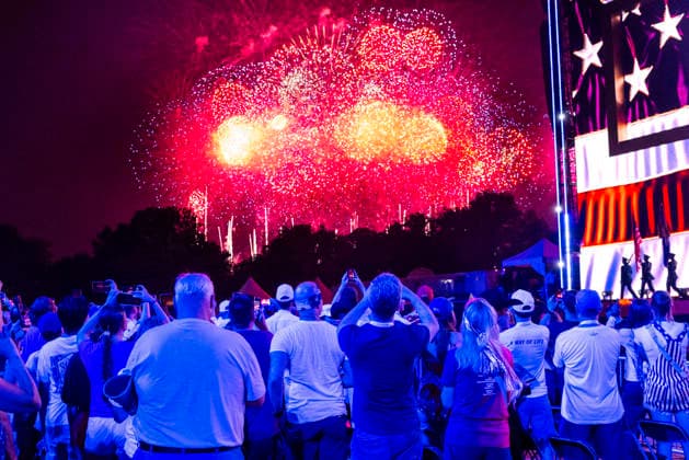 Salute to America 250 celebration on the National Mall Fireworks go off during the Salute to America 250 celebration on the National Mall in Washington, DC, USA, 05 July 2026. The fireworks display is reportedly the largest in history, with 850,000 shells launched over 40 minutes. WASHINGTON DC United States  Copyright: xPool ABACAx