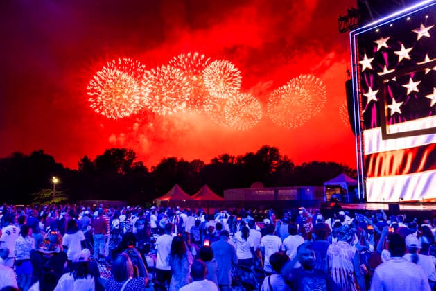 Crowds watch the fireworks go off during the Salute to America 250 celebration on the National Mall in Washington DC on Saturday, July 4, 2026. The 35 minute July 4th fireworks show will feature 850,000 fireworks and pyrotechnic effects.  WAX20260704965 JIMxLOxSCALZO