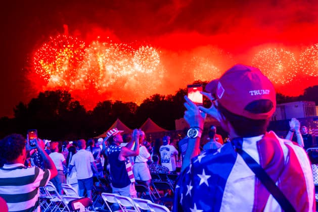 Salute to America 250 celebration on the National Mall Fireworks go off during the Salute to America 250 celebration on the National Mall in Washington, DC, USA, 05 July 2026. The fireworks display is reportedly the largest in history, with 850,000 shells launched over 40 minutes. WASHINGTON DC United States  Copyright: xPool ABACAx