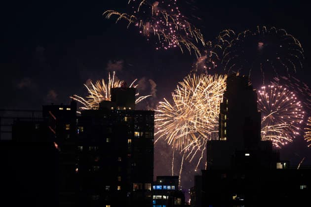 July 5, 2026, New York, New York, United States of America: Fireworks and pyrotechnics light up the Lower Manhattan skyline during Fourth of July celebrations across America. New York United States of America  - ZUMAb177 20260705_aap_b177_006 Copyright: xTaidghxBarronx