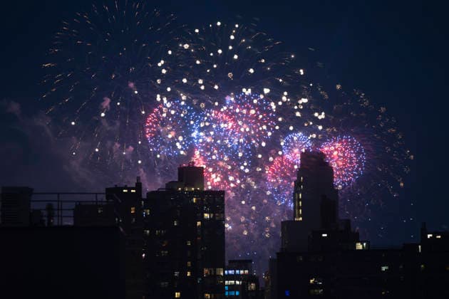 July 5, 2026, New York, New York, United States of America: Fireworks and pyrotechnics light up the Lower Manhattan skyline during Fourth of July celebrations across America. New York United States of America - ZUMAb177 20260705_aap_b177_002 Copyright: xTaidghxBarronx