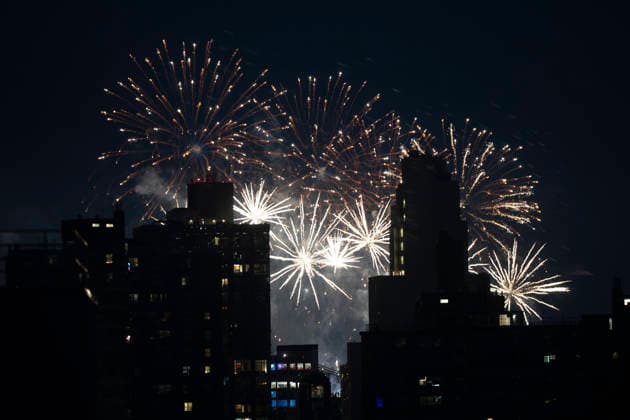 July 5, 2026, New York, New York, United States of America: Fireworks and pyrotechnics light up the Lower Manhattan skyline during Fourth of July celebrations across America. New York United States of America - ZUMAb177 20260705_aap_b177_003 Copyright: xTaidghxBarronx
