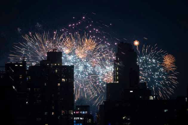 July 5, 2026, New York, New York, United States of America: Fireworks and pyrotechnics light up the Lower Manhattan skyline during Fourth of July celebrations across America. New York United States of America - ZUMAb177 20260705_aap_b177_011 Copyright: xTaidghxBarronx