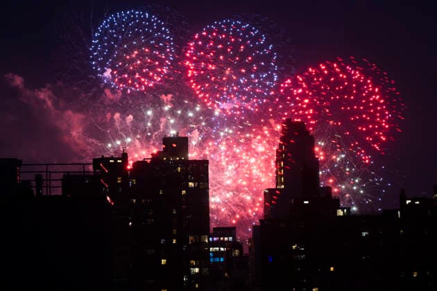 July 5, 2026, New York, New York, United States of America: Fireworks and pyrotechnics light up the Lower Manhattan skyline during Fourth of July celebrations across America. New York United States of America - ZUMAb177 20260705_aap_b177_015 Copyright: xTaidghxBarronx