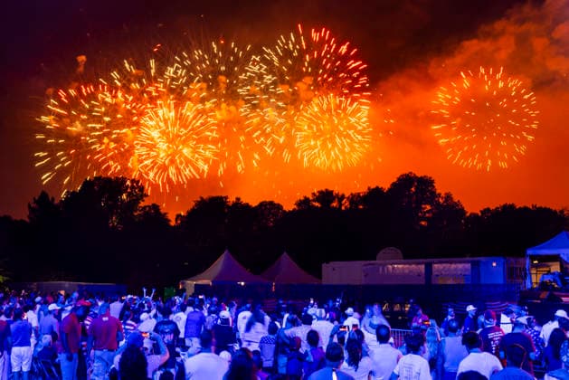 July 5, 2026, Washington, District Of Columbia, USA: Fireworks go off during the Salute to America 250 celebration on the National Mall in Washington, DC, USA, 05 July 2026. The fireworks display is reportedly the largest in history, with 850,000 shells launched over 40 minutes Washington USA  - ZUMAs152 20260705_faa_s152_011 Copyright: xJimxLoScalzox-xPoolxviaxCNPx