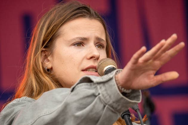 Luisa Neubauer, Klimaaktivistin, Rede bei Hauptkundgebung gegen den AfD-Bundesparteitag an diesem Wochenende, Kundgebung des DGB und des Bündnisses Zusammenstehen, Erfurt, 4. Juli 2026 Deutschland, Erfurt, 4. Juli 2026, Luisa Neubauer, Klimaaktivistin, Rede bei Hauptkundgebung gegen den AfD-Bundesparteitag auf dem Erfurter Messegelände, Kundgebung organisiert vom DGB und dem Bündnis Zusammenstehen, Zehntausende protestieren an der Messe Erfurt, wo der AfD Parteitag stattfindet, Protestbewegung, Politik, Thüringen *** Luisa Neubauer, climate activist, speech at the main rally against the AfD national party convention this weekend, rally organized by the DGB and the Zusammenstehen alliance, Erfurt, July 4, 2026, Germany, Erfurt, July