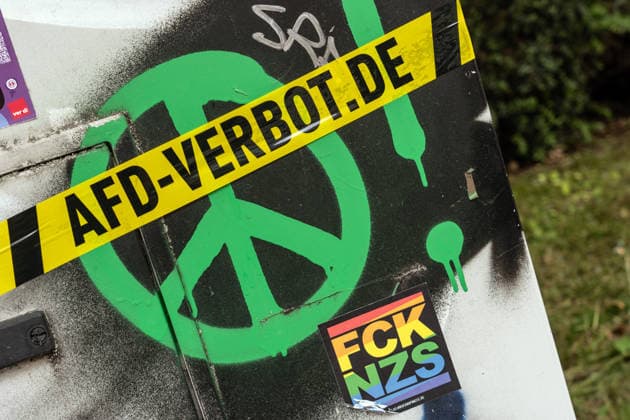AfD Verbot, Peace-Zeichen und FCK NZS, Aufkleber und Graffiti auf einem Stromkasten am Straßenrand, während des AfD-Bundesparteitags in Erfurt, 4. Juli 2026 Deutschland, Erfurt, 4. Juli 2026, AfD Verbot, Peace-Zeichen und FCK NZS, Aufkleber und Graffiti auf einem Stromkasten am Straßenrand, während des AfD-Bundesparteitags auf dem Erfurter Messegelände, Sticker, Protestbewegung, Politik, Thüringen *** AfD ban, peace signs, and FCK NZS; stickers and graffiti on a roadside electrical box during the AfD national party convention in Erfurt, July 4, 2026; Germany, Erfurt, July 4, 2026, AfD ban, peace signs, and FCK NZS; stickers and graffiti on a roadside electrical box during the AfD national party convention at the Erfurt exhibition grou