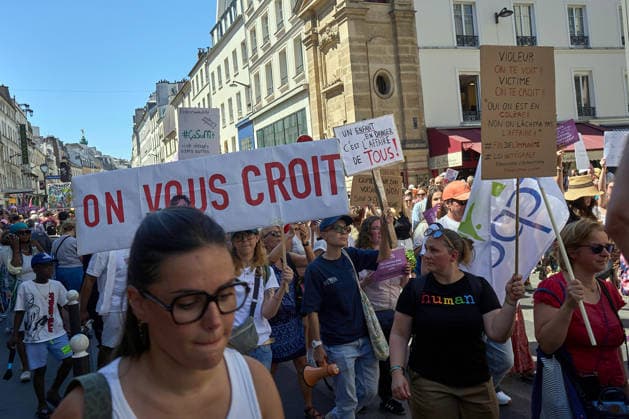 aris France le 04 Juillet 2026 Manifestation citoyenne a l appel d associations feministes et de defense des enfants pour l instauration d une loi cadre integrale contre les violences sexuelles.Citizen demonstration called by feminist and child advocacy groups for the enactment of comprehensive framework legislation against sexual violence. Paris, France, July 4, 2026 FEMME ENFANT, ILLUSTRATION NEWS SOCIETE MANIFESTATION VIOLENCE SEXUELLE METOOECOLE DROIT DES FEMMES, FEMINISTE, FEMINISME SOCIETE WOMEN S RIGHTS, FEMINIST,SOCIETY, DROIT FEMME NEWS EGALITE, MANIFESTATION, DEMONSTRATION, PANCARTE,  Copyright: xBrunoxLevesquex