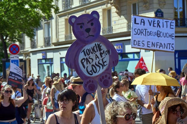 aris France le 04 Juillet 2026 Manifestation citoyenne a l appel d associations feministes et de defense des enfants pour l instauration d une loi cadre integrale contre les violences sexuelles.Citizen demonstration called by feminist and child advocacy groups for the enactment of comprehensive framework legislation against sexual violence. Paris, France, July 4, 2026 FEMME ENFANT, ILLUSTRATION NEWS SOCIETE MANIFESTATION VIOLENCE SEXUELLE METOOECOLE DROIT DES FEMMES, FEMINISTE, FEMINISME SOCIETE WOMEN S RIGHTS, FEMINIST,SOCIETY, DROIT FEMME NEWS EGALITE, MANIFESTATION, DEMONSTRATION, PANCARTE,  Copyright: xBrunoxLevesquex