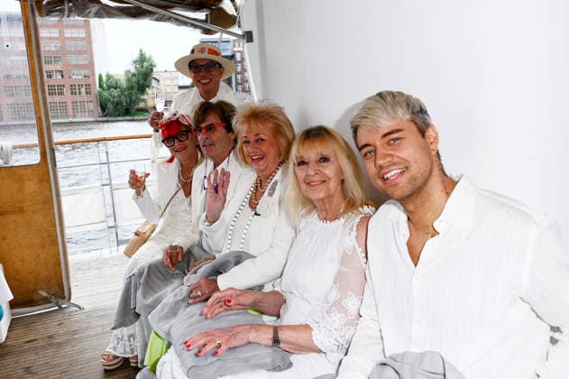 Petra Draeger, Jörg Draeger, Stefanie Simon, Cindy Berger und Marcell Damaschke beim Diner en Blanc mit Bootsfahrt zum NYX Hotel Berlin Köpenick. Berlin, 04.07.2026 *** Petra Draeger, Jörg Draeger, Stefanie Simon, Cindy Berger, and Marcell Damaschke at the Diner en Blanc with a boat ride to the NYX Hotel Berlin Köpenick, Berlin, July 4, 2026 Foto:xN.xKubelkax xFuturexImagex blanc_6701