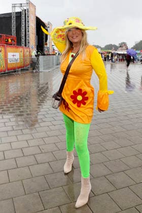 ABB SCHLAGERMOVE- Rosanna Rocci in Hamburger Regen zu Gast beim Schlagermove auf dem Heiligengeistfeld in Hamburg am 04.07.2025 Hamburg Deutschland *** ABB SCHLAGERMOVE: Rosanna Rocci in the Hamburg Rain, Guest at the Schlagermove on the Heiligengeistfeld in Hamburg on July 4, 2025, Hamburg, Germany