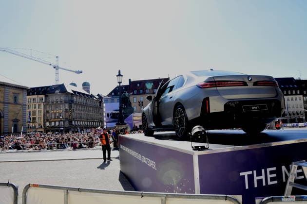 BMW AUTO Besucher Muenchen 04.07.2026 Max Joseph Platz Bayerische Staatsoper OPER FUER ALLE Die Wallkuere -Richard Wagner Foto Muenchen *** BMW AUTO Visitors Munich July 4, 2026 Max Joseph Square Bavarian State Opera OPERA FOR EVERYONE The Valkyries Richard Wagner Photo Munich