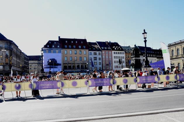 Besucher Muenchen 04.07.2026 Max Joseph Platz Bayerische Staatsoper OPER FUER ALLE Die Wallkuere -Richard Wagner Foto Muenchen *** Visitor to Munich, July 4, 2026, Max Joseph Platz, Bavarian State Opera, OPERA FOR EVERYONE, *Die Walküre* by Richard Wagner, Photo: Munich