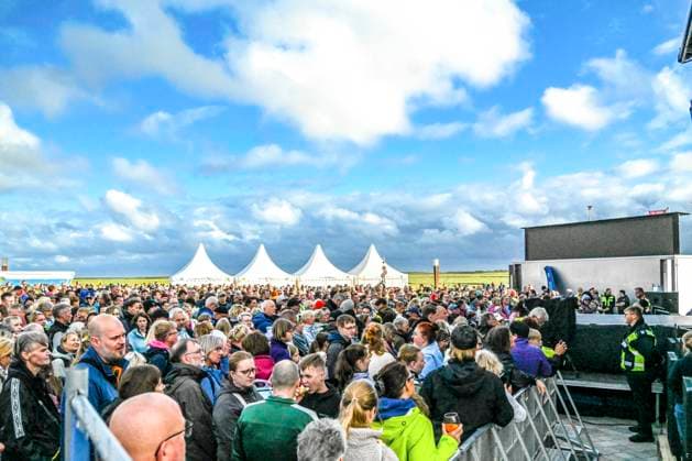 LSP BENZKO- Fans vor der Buehne von Tim Bendzko der Saenger Top-Act am 04.07.2026 auf der grossen Buehne an der Seebruecke in St. Peter-Ording im Rahmen seiner Tour Alles, nur nicht zurueck auf dem HÃÜDI-Nachhaltigkeitsfestival in St. Peter-Ording Kreis Nordfriesland Schleswig Holstein Schleswig-Holstein Frankreich *** LSP BENZKO fans in front of the stage where Tim Bendzko, the headliner, will perform on July 4, 2026, on the main stage at the pier in St. Peter Ording as part of his Alles, Just Not Back at the HÜDI Sustainability Festival in St. Peter Ording, North Friesland District, Schleswig-Holstein, Schleswig-Holstein, France