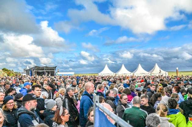 LSP BENZKO- Fans vor der Buehne von Tim Bendzko der Saenger Top-Act am 04.07.2026 auf der grossen Buehne an der Seebruecke in St. Peter-Ording im Rahmen seiner Tour Alles, nur nicht zurueck auf dem HÃÜDI-Nachhaltigkeitsfestival in St. Peter-Ording Kreis Nordfriesland Schleswig Holstein Schleswig-Holstein Frankreich *** LSP BENZKO fans in front of the stage where Tim Bendzko, the headliner, will perform on July 4, 2026, on the main stage at the pier in St. Peter Ording as part of his Alles, Just Not Back at the HÜDI Sustainability Festival in St. Peter Ording, North Friesland District, Schleswig-Holstein, Schleswig-Holstein, France