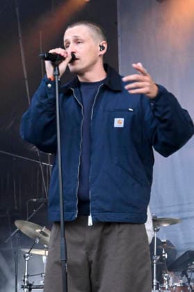 LSP BENZKO- Tim Bendzko der Saenger mit kurzen Harren die Locken sind ab,Top-Act am 04.07.2026 auf der grossen Buehne an der Seebruecke in St. Peter-Ording im Rahmen seiner Tour Alles, nur nicht zurueck auf dem HÃÜDI-Nachhaltigkeitsfestival in St. Peter-Ording Kreis Nordfriesland Schleswig Holstein Schleswig-Holstein Frankreich *** LSP BENZKO Tim Bendzko, the singer with short hair—the curls are gone—Headliner on July 4, 2026, on the main stage at the Seebrücke in St. Peter Ording as part of his tour Everything But Going Back at the HÜDI Sustainability Festival in St. Peter Ording, North Friesland District, Schleswig-Holstein, Schleswig-Holstein, France