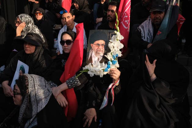 An Iranian attendant holds a portrait of late Iranian supreme leader Ayatollah Ali Khamenei during a mass prayer at the grand Mosallah mosque in Tehran, Iran, 05 July 2026. Iran is set to hold a multi-day state funeral from 04 to 09 July 2026 for the Iranian supreme leader assassinated on 28 February. State funeral of Ayatollah Ali Khamenei !ACHTUNG: NUR REDAKTIONELLE NUTZUNG!  Copyright: xJaimexLeonx GRAF1352 20260705-55020804297_1